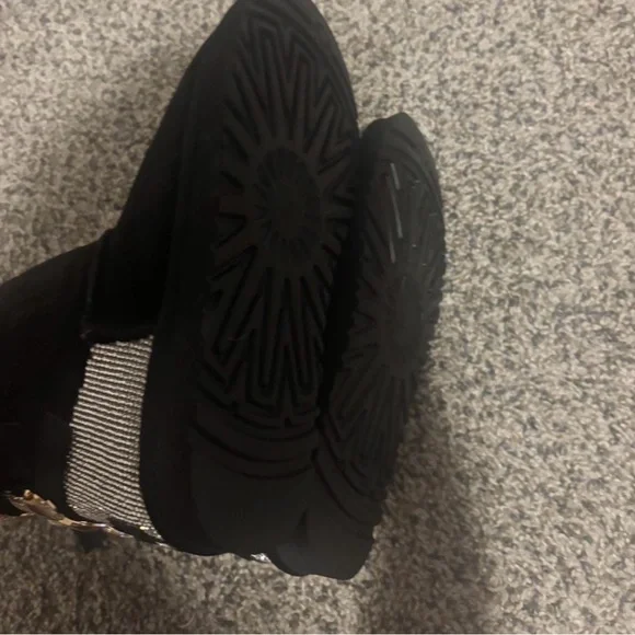 Ugg size 8 Sparkling Black womens Boots with Bows - Picture 2 of 2